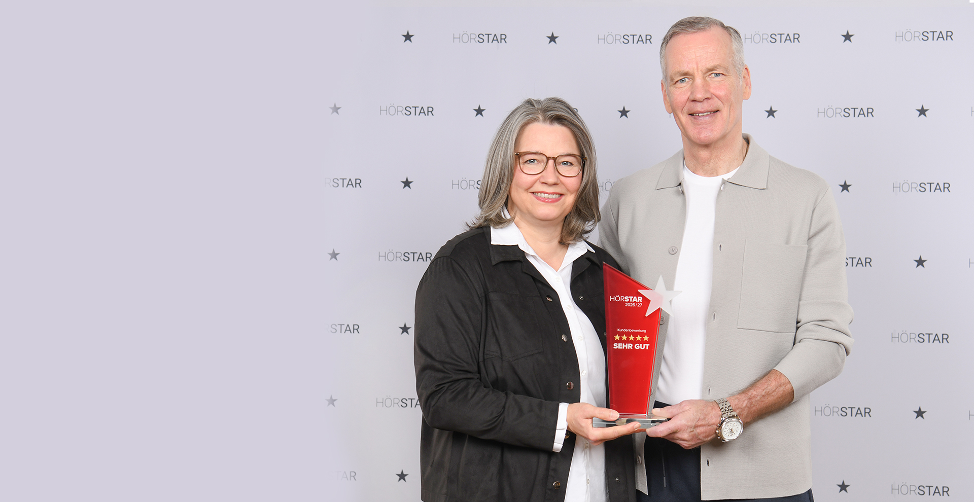 Sandra Panneke erhält von Henry Maske den Kundenzufriedenheitspreis.