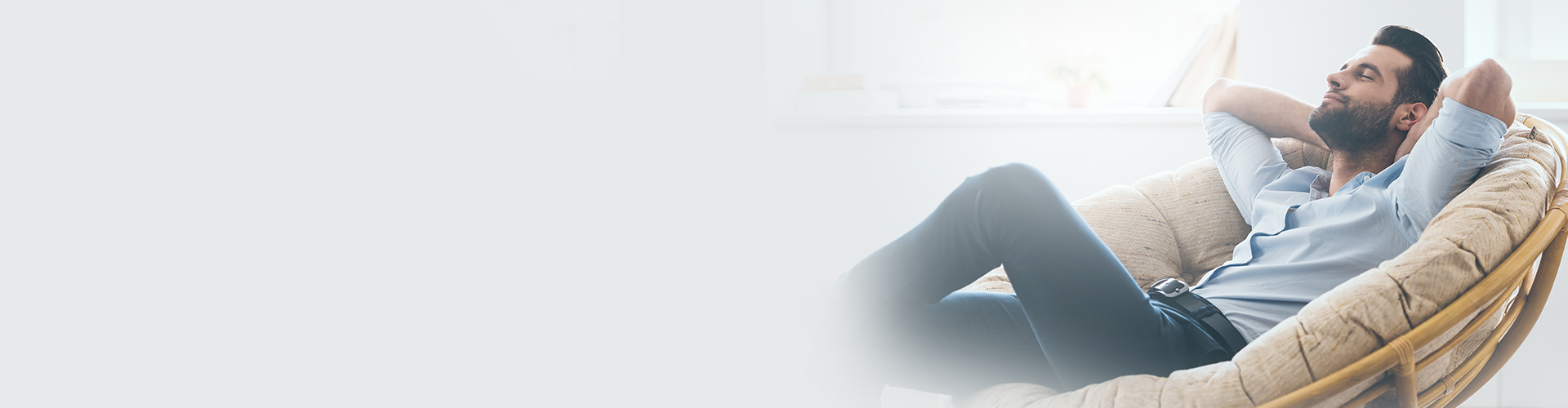 Mann lehnt sich entstannt in einem Stuhl zurück