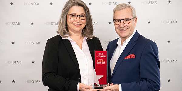 Jan Hofer überreicht Sandra Panneke den Premium-HörStar 24/25.