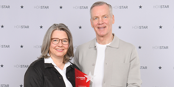 Henry Maske überreicht Sandra Panneke den Premium-HörStar 26/27.